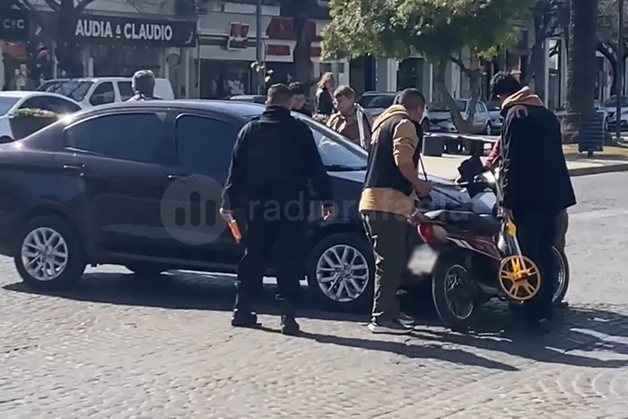 Una motociclista sufrió una fractura en una pierna tras un choque en pleno centro