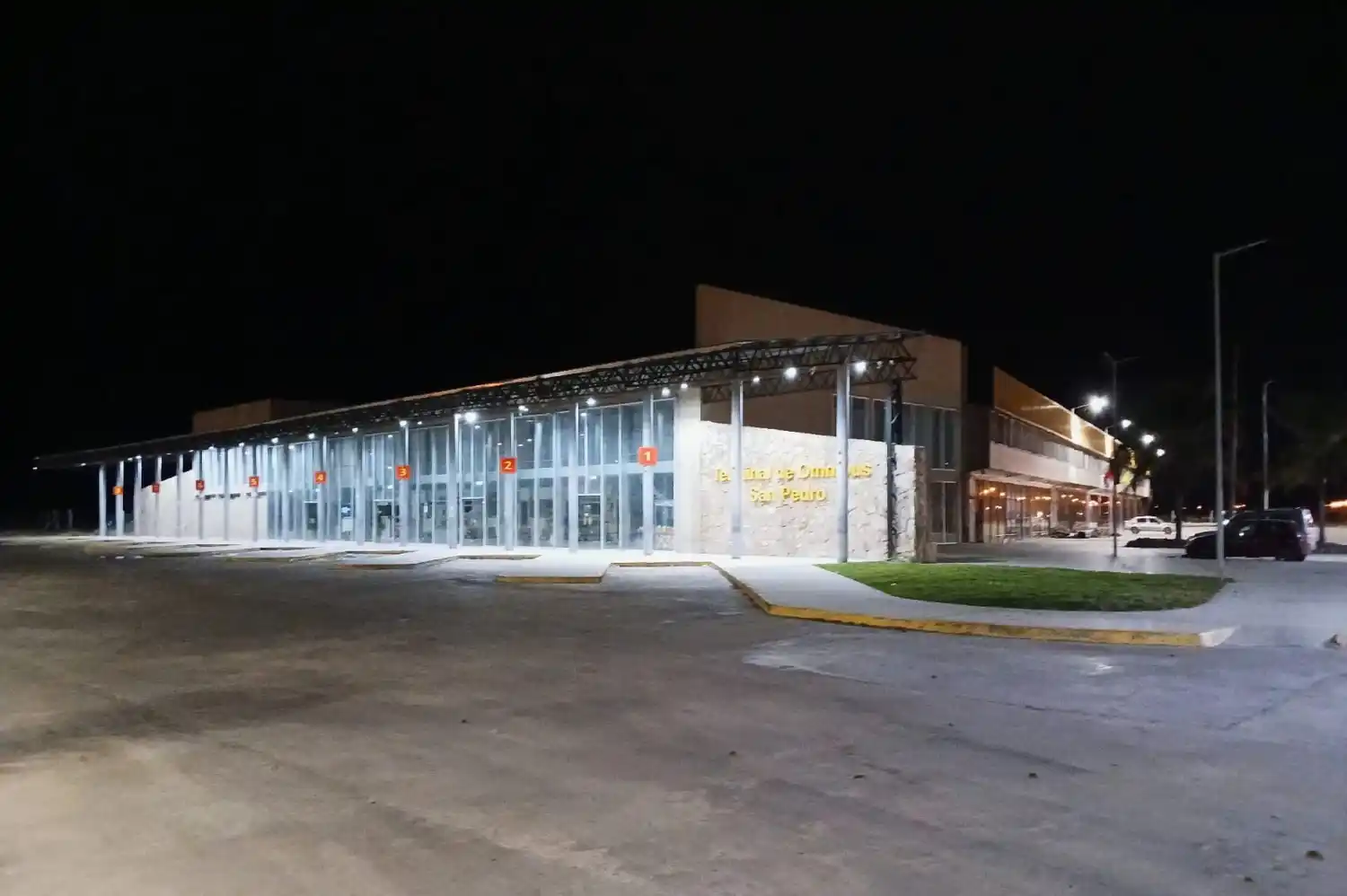 La Nueva Terminal de Ómnibus, de noche.