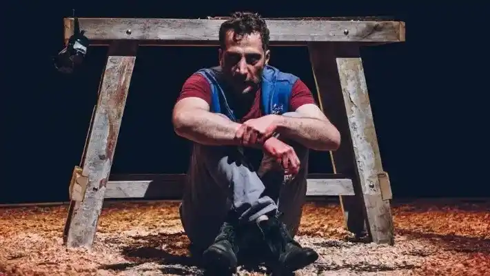 Luciano Cáceres es el protagonista del unipersonal Muerde.