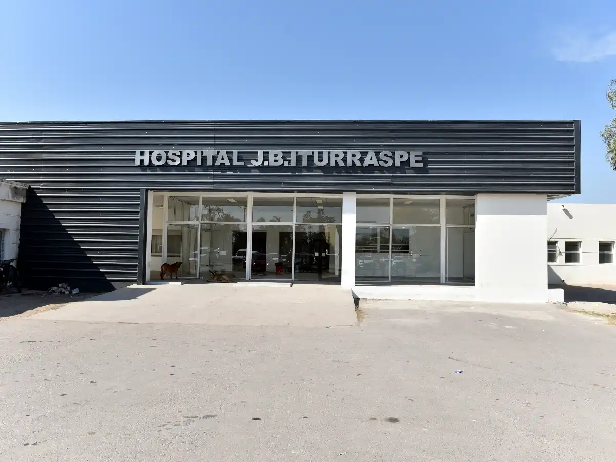 Motociclista herido al chocar con un auto en barrio Catedral