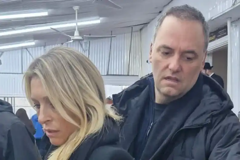 Piden que se informe qué fue hacer el jefe de Gabinete y su esposa a EE.UU. en el viaje oficial del Presidente