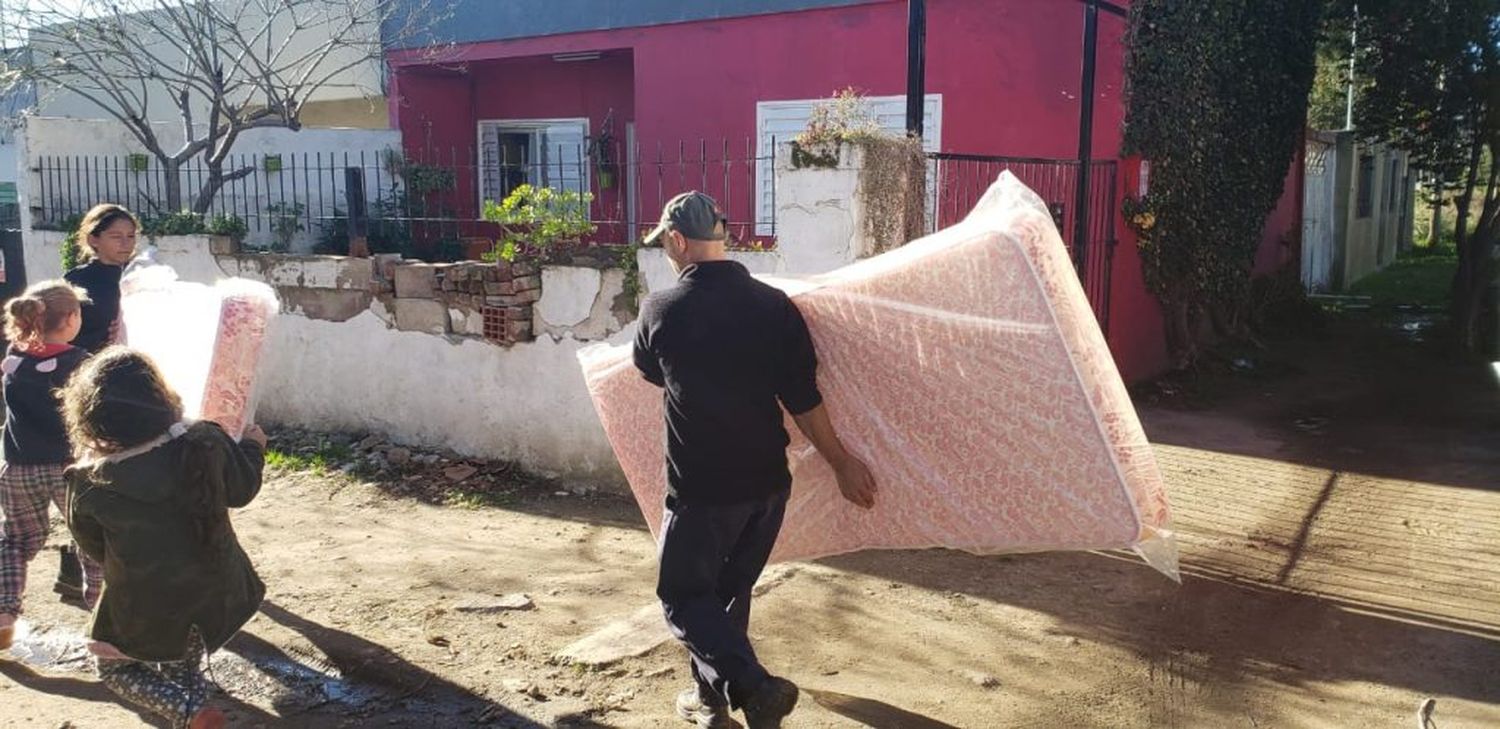 Tras el pedido de ayuda, llegaron de Provincia tirantes, chapas y colchones