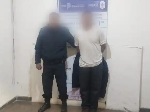 Un joven impedía que las personas entren a un cajero e invitó a pelear a los agentes de la Patrulla Municipal