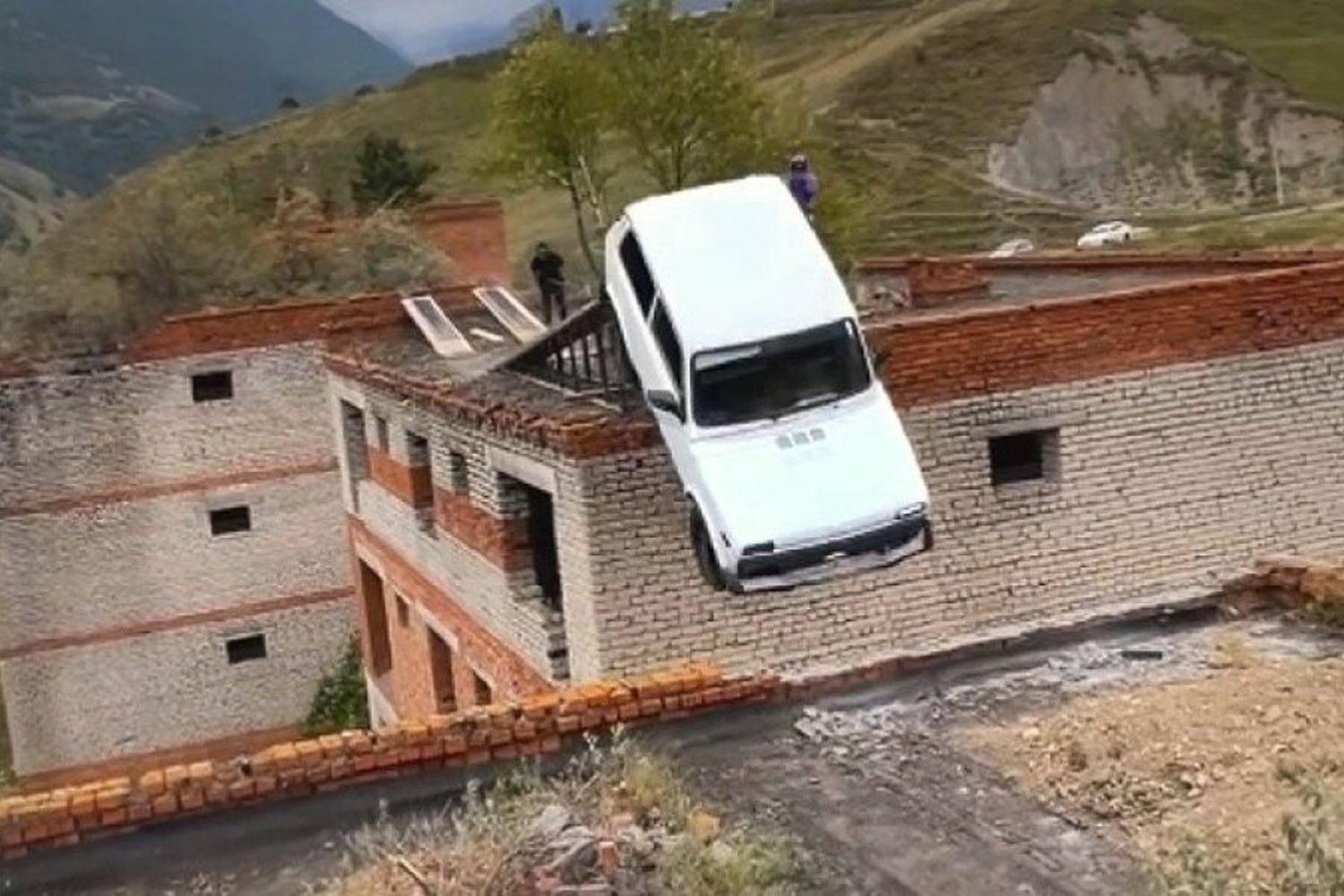 Impactantes videos:  intentó saltar de un edificio en un auto y sufrió un accidente