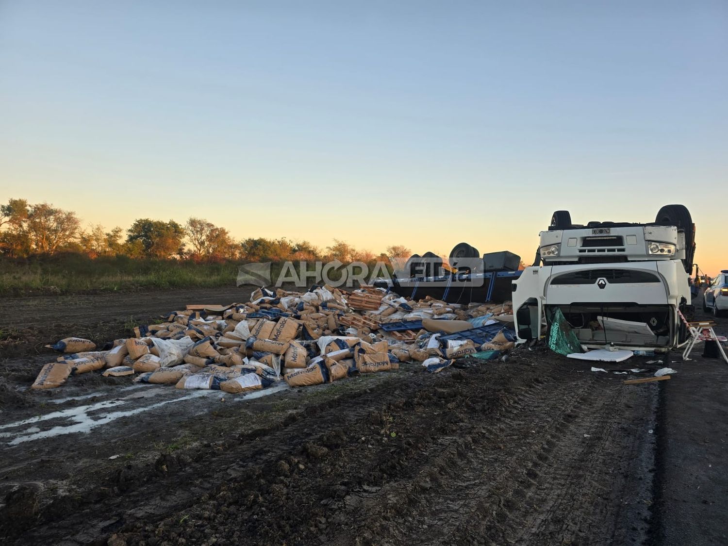 Otro siniestro en Ruta 20: un camión volcó a la altura de Gualeguaychú