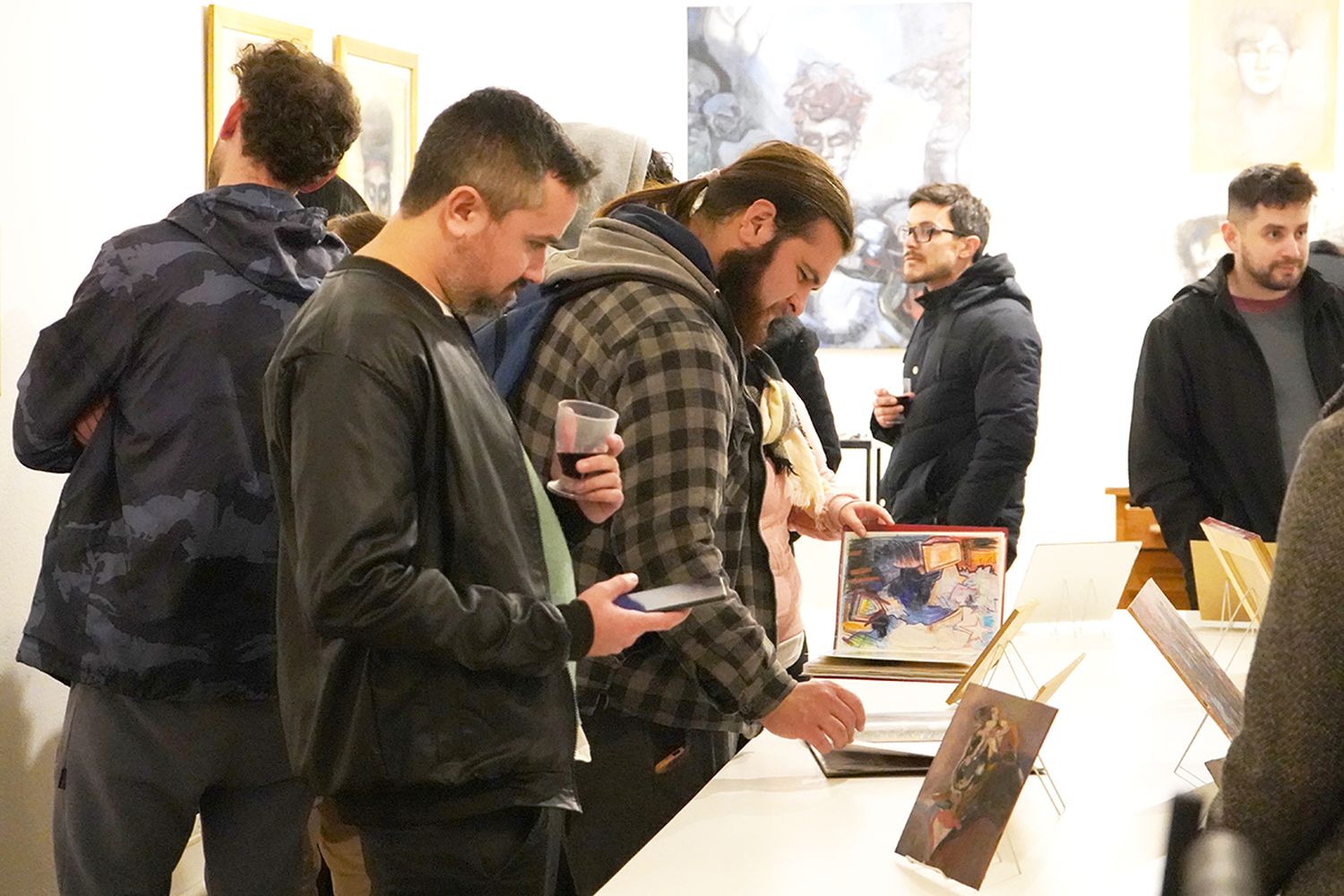 Interés. Por los bocetos y dibujos que presentó el joven artista