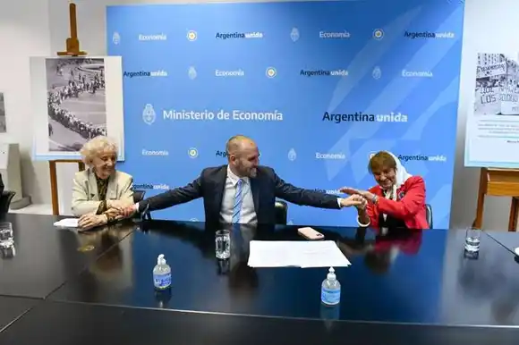 El Salón Rojo del Ministerio de Economía pasó a llamarse  �SSalón Abuelas y Madres  de Plaza de Mayo⬝