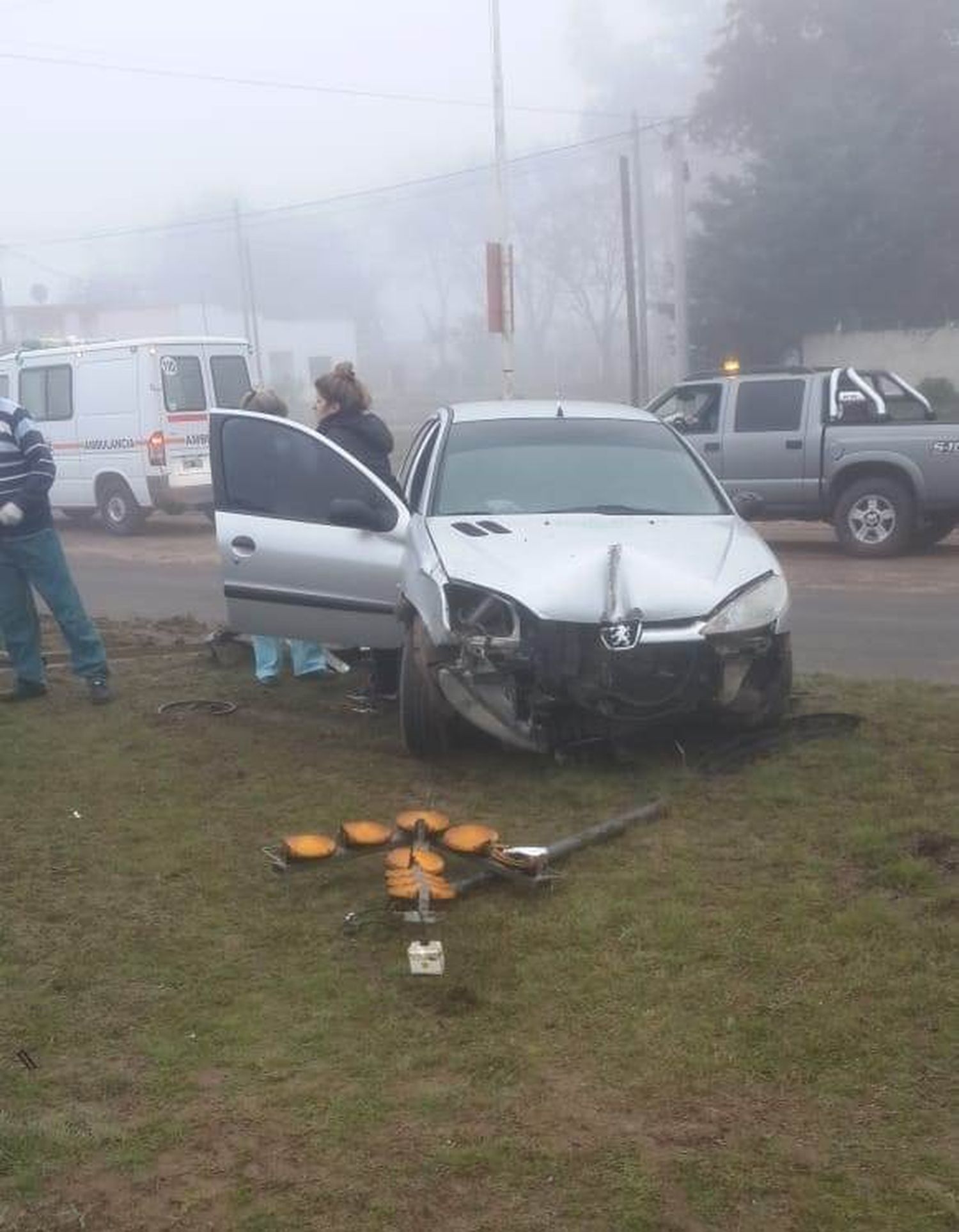 Se chocó la rotonda de Larroque por culpa de la neblina