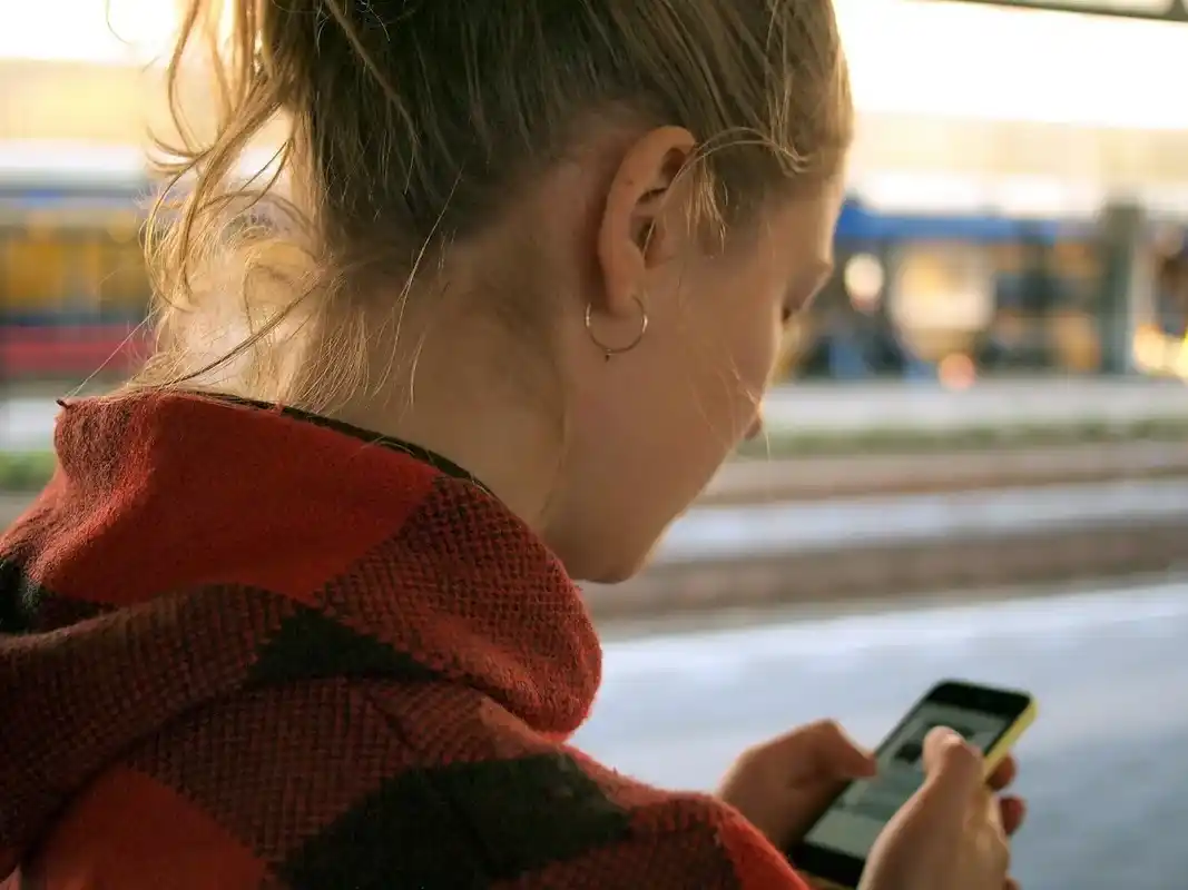 Los adolescentes han convertido a la IA en su psicólogo de cabecera. Es un reto sin precedentes para la medicina