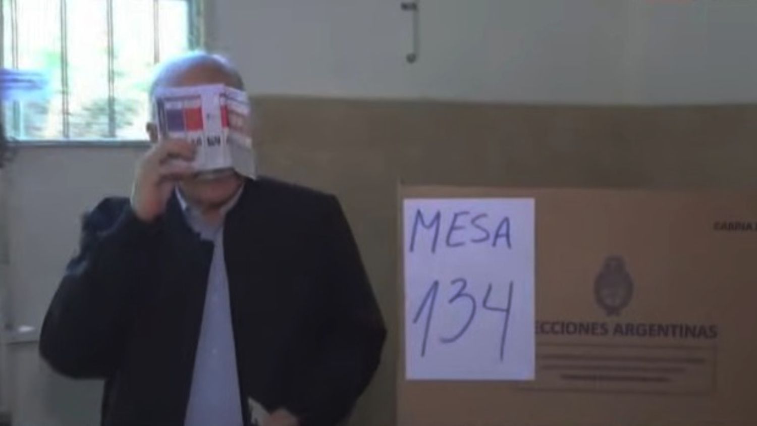 Taiana votó en Vicente López con blooper incluido: mostró parte de la boleta al acomodarse los anteojos