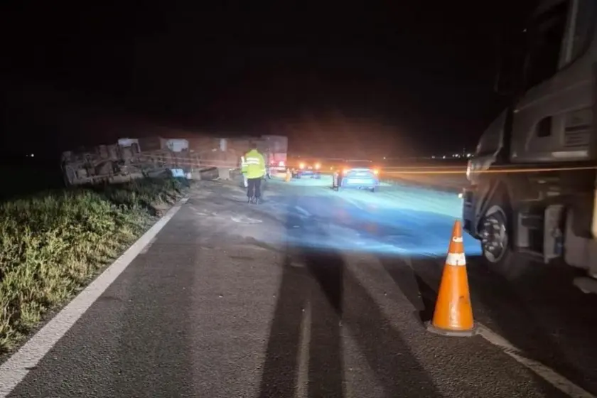 Demoras en las autopistas a Buenos Aires y Córdoba por choques de camiones.