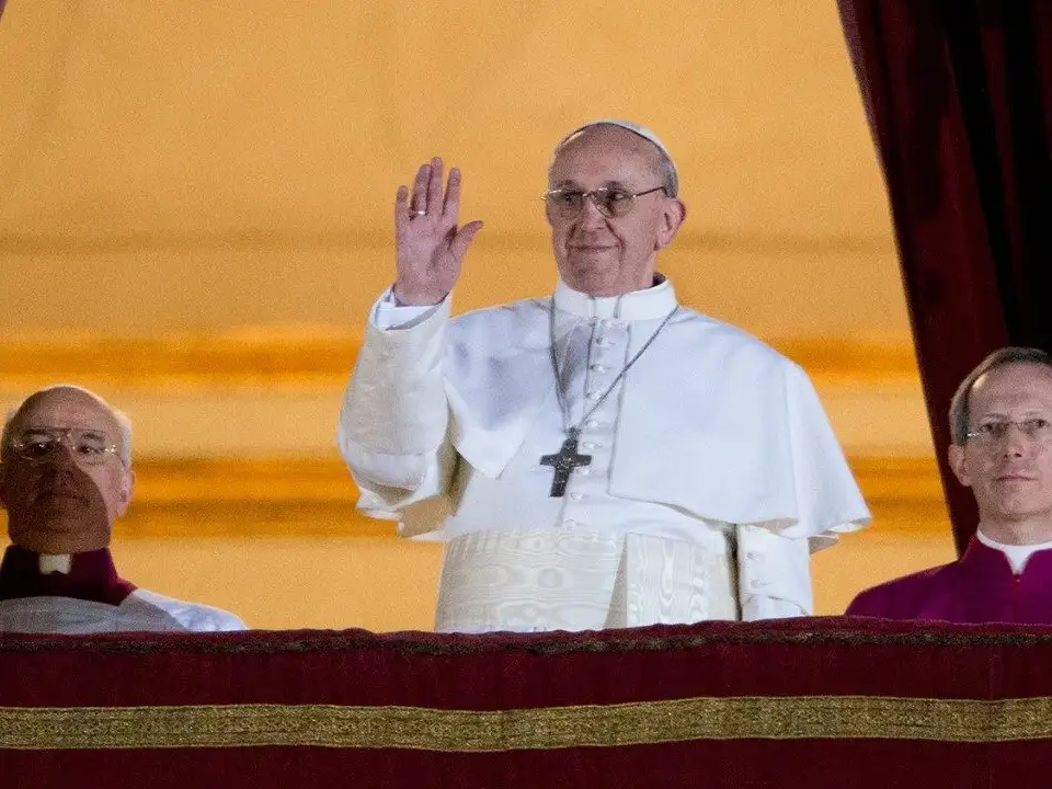 Saludo. Francisco aparece, por primera vez, en el balcón del Vaticano el 13 de marzo de 2013. Imagen: Vatican News.