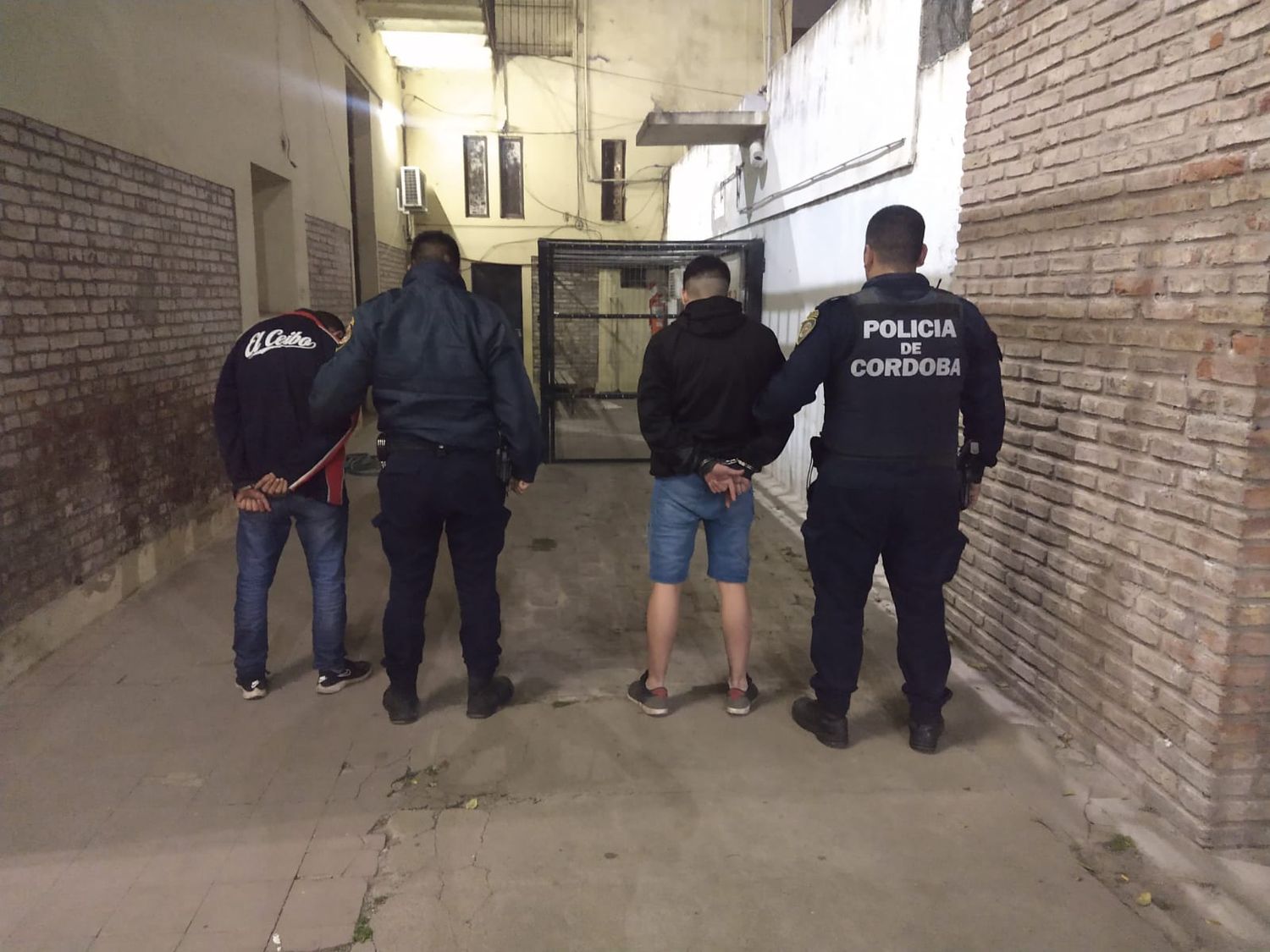 Jóvenes detenidos en barrio Parque