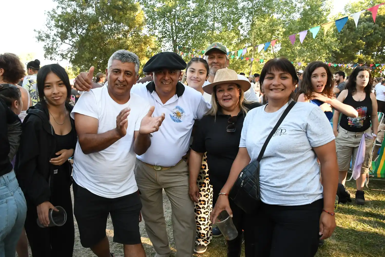Multitudinario Domingo Santiagueño: música, baile y clima festivo en Chascomús