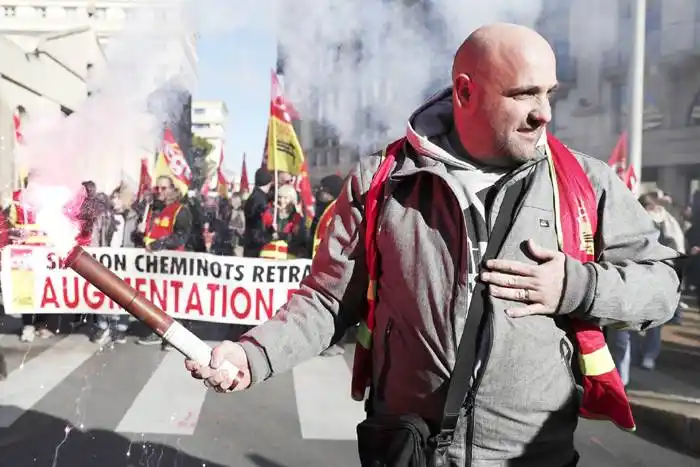 Nuevas protestas masivas en Francia contra la  reforma jubilatoria de Macron