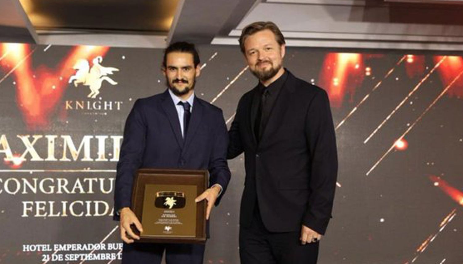 Maximiliano Braga junto a Filip Wałcerz, el actor polaco que simulo ser el CEO de la empresa