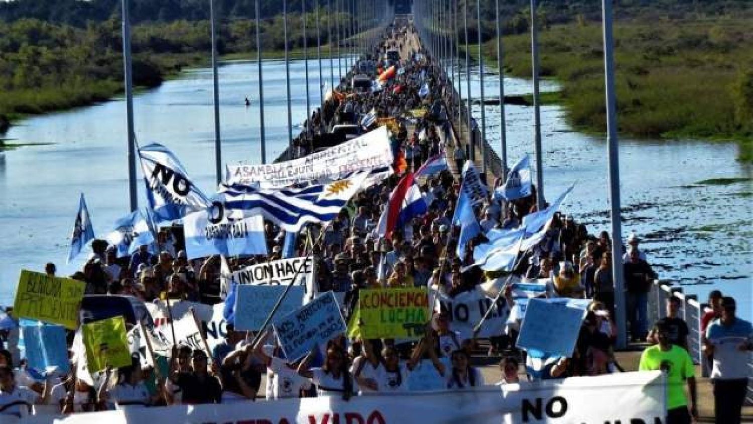 Gualeguaychú marcha contra las pasteras