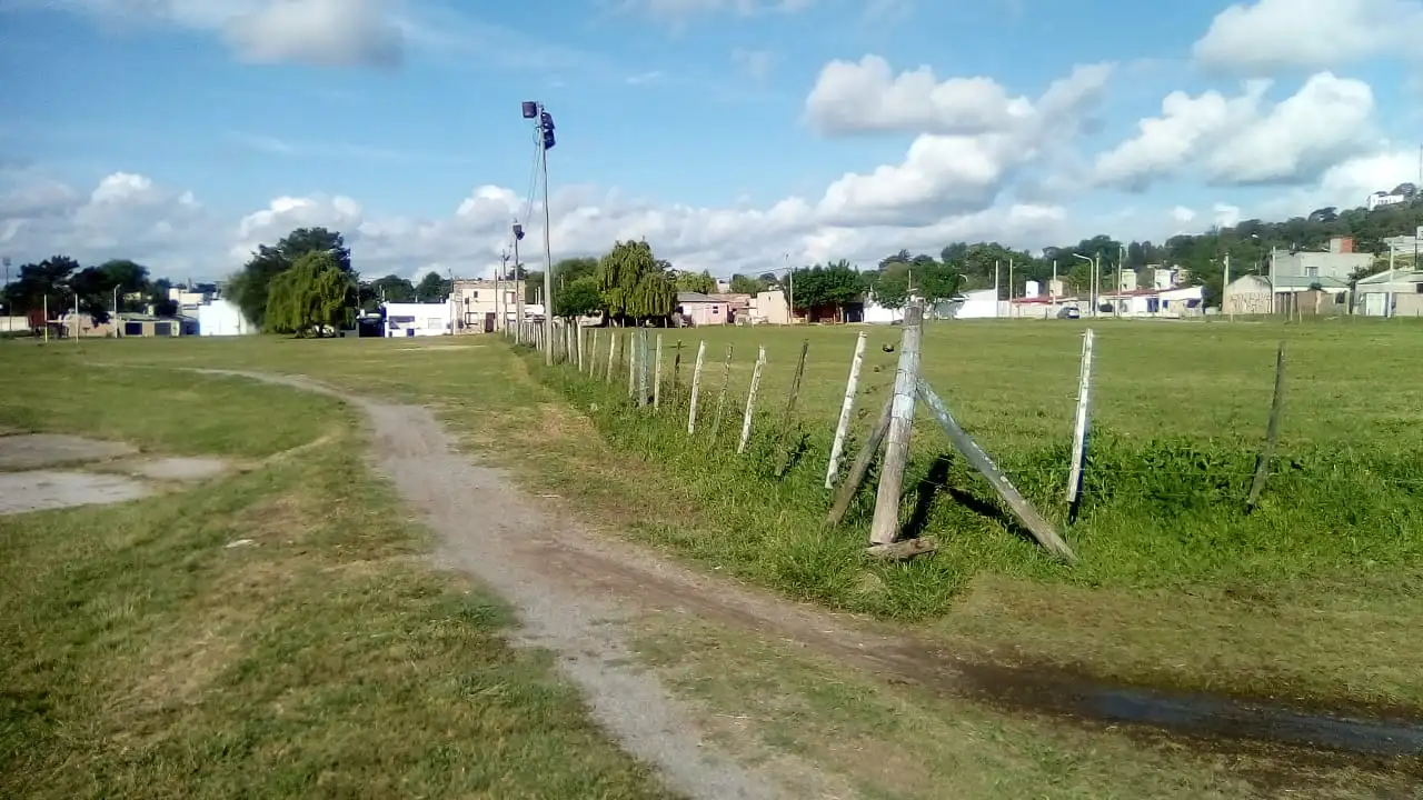 Reinventar necesita ayuda para correr cuatro postes de iluminación antes de iniciar la obra en la cancha