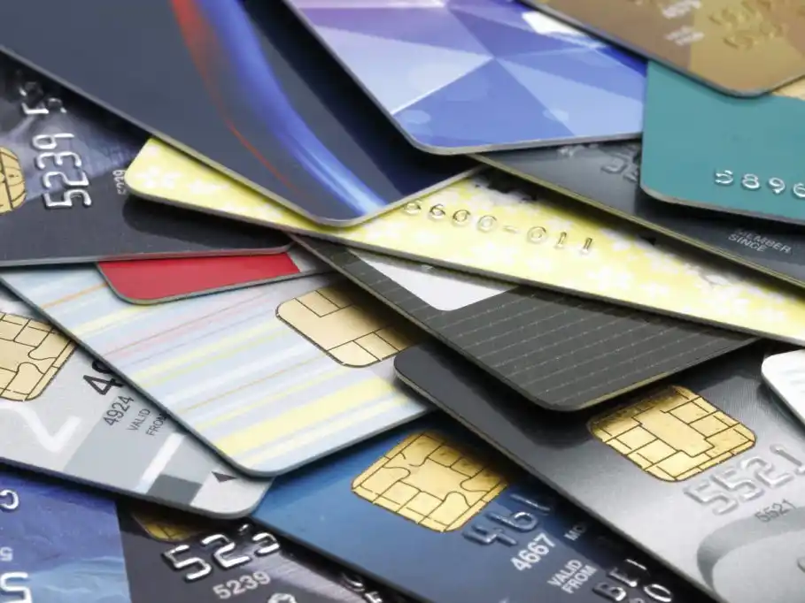 Mientras se enfría la economía, se modera el crecimiento de los préstamos al consumo y el uso de tarjetas de crédito