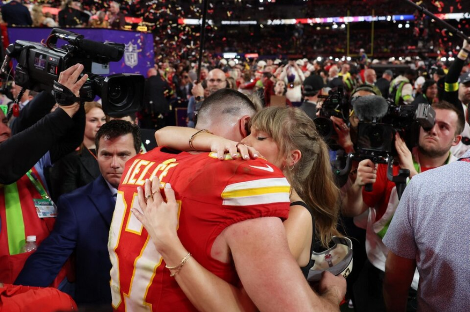 Taylor es la novia de el jugador estrella de los Chiefs, Travis Kelce