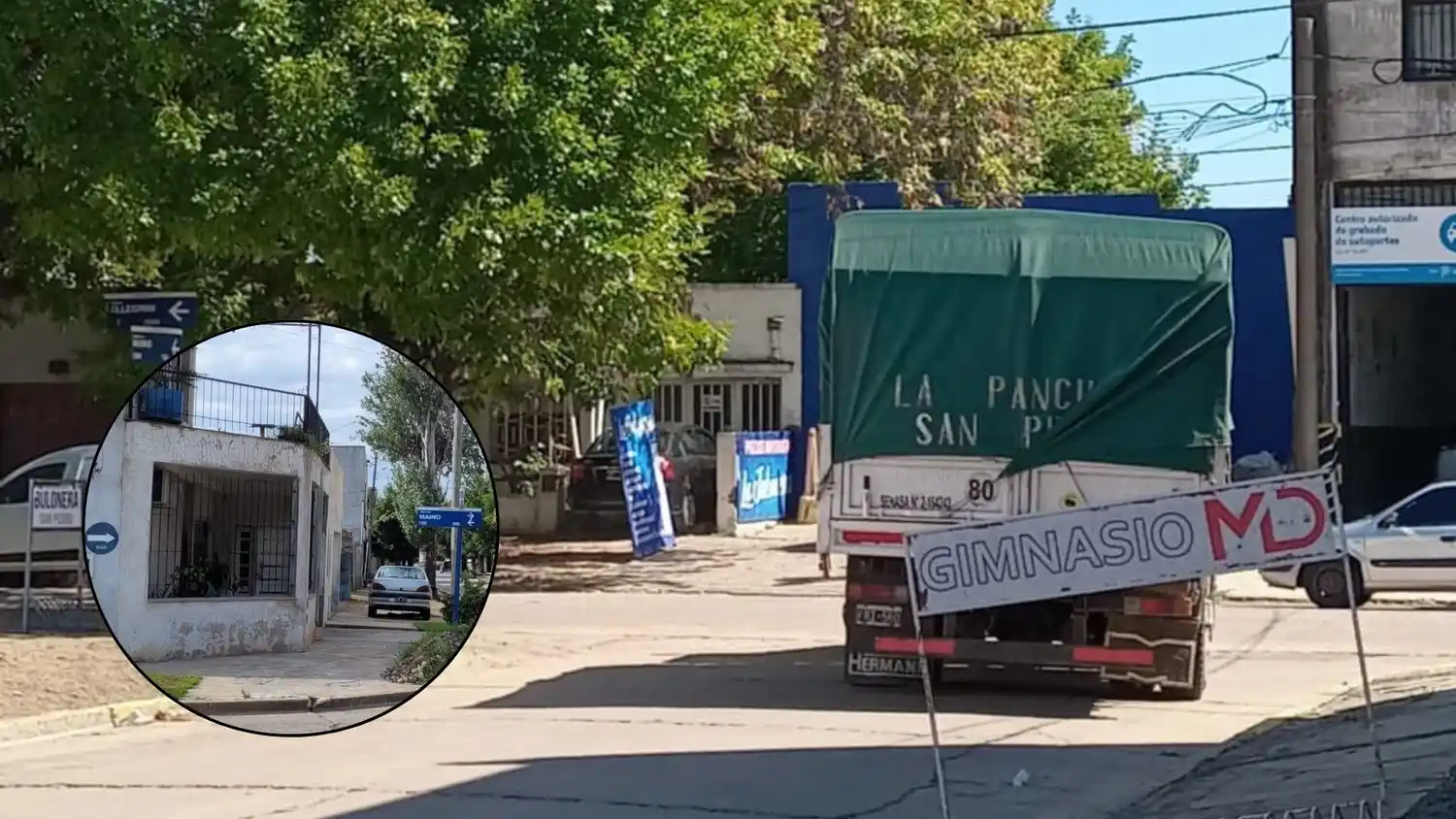 Un camión circula en contramano por calle Maino, pero la cartelería lo habilita erróneamente.