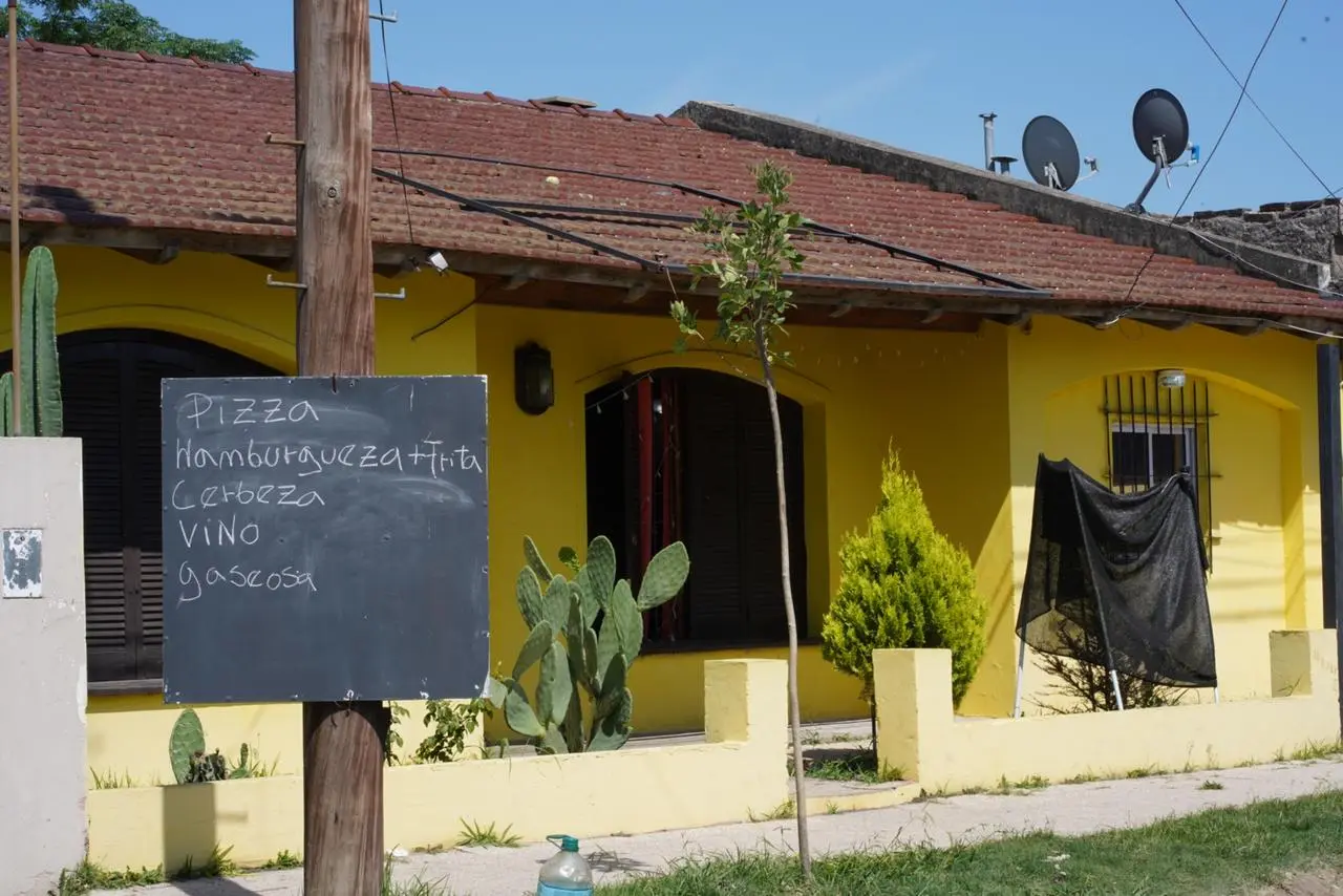 Pizzas y drogas: cómo es la casa en la que secuestraron 127 envoltorios de cocaína y que aseguran “está usurpada”