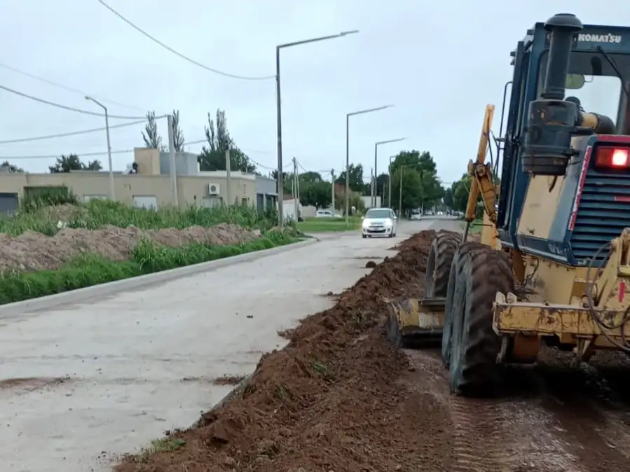 La máquina prepara el suelo para avanza con el pavimento.
