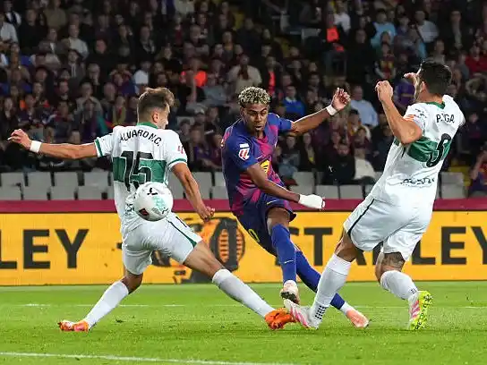 Barcelona venció a Elche y sigue cerca