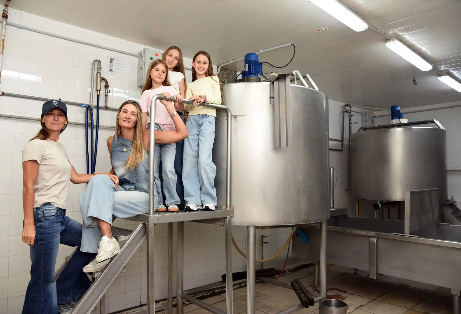 Carla y Mariana Antonutti, dueñas de Santo Padre, junto a sus hijas.
