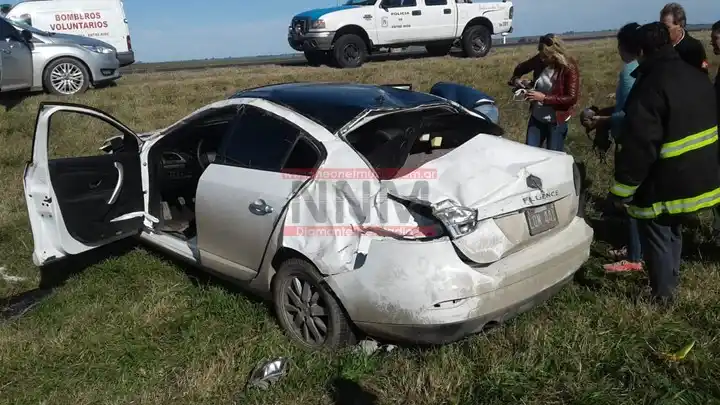 Volcó al evitar chocar con otro auto que se adelantó en una zona con doble línea amarilla