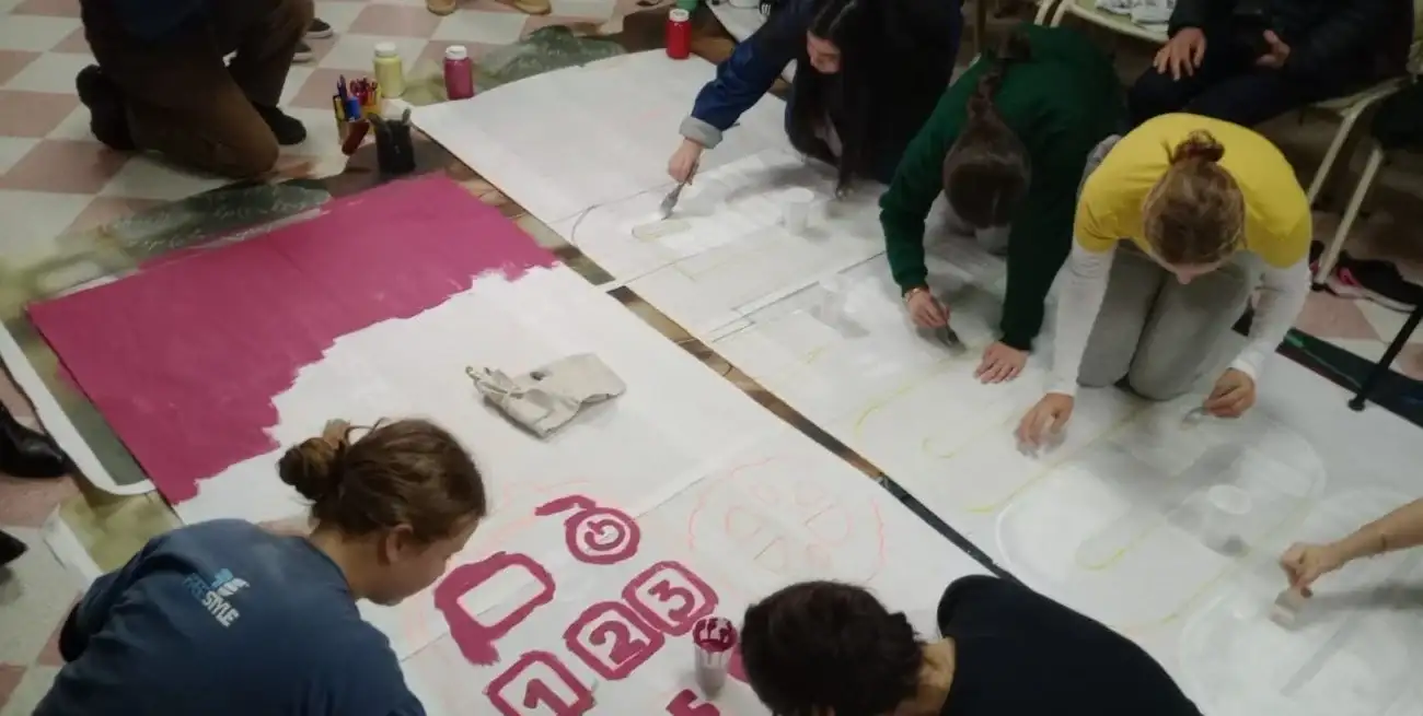 Los jóvenes elaboran murales para expresar sus miradas sobre el mundo digital.