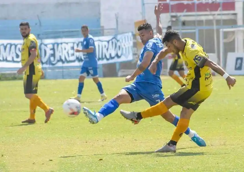 El albo venció a Crucero 
del Norte de local y se aferra