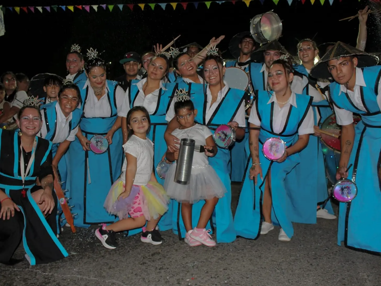 La Batucada Corazón de León está conformada por un grupo de ritmistas que resalta por su potencia sonora y su puesta en escena