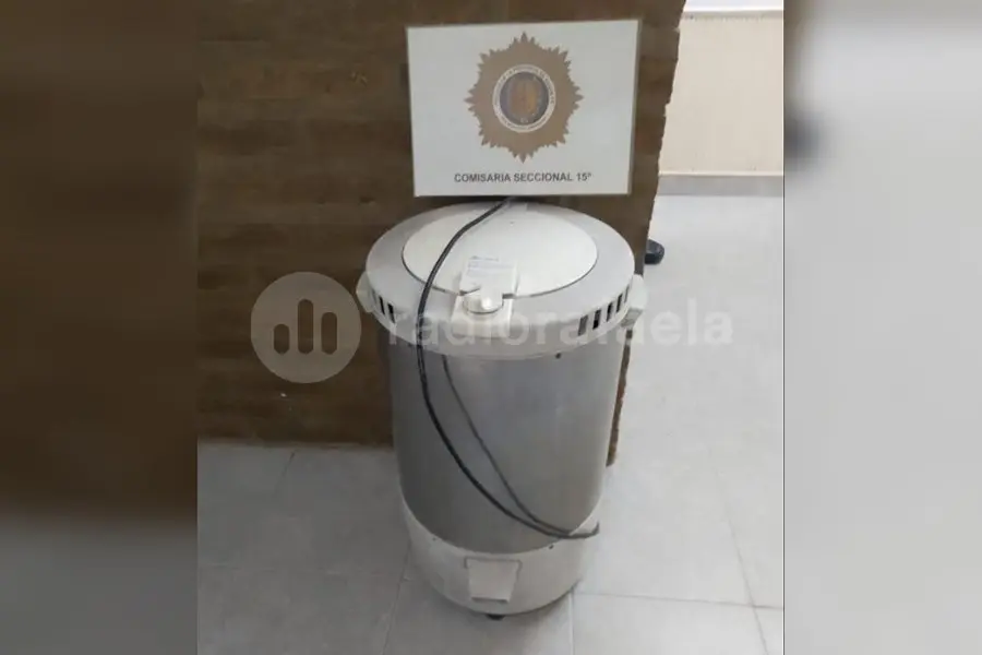 Estaba durmiendo, escuchó un ruido y se encontró con un ladrón y un secarropa en el patio
