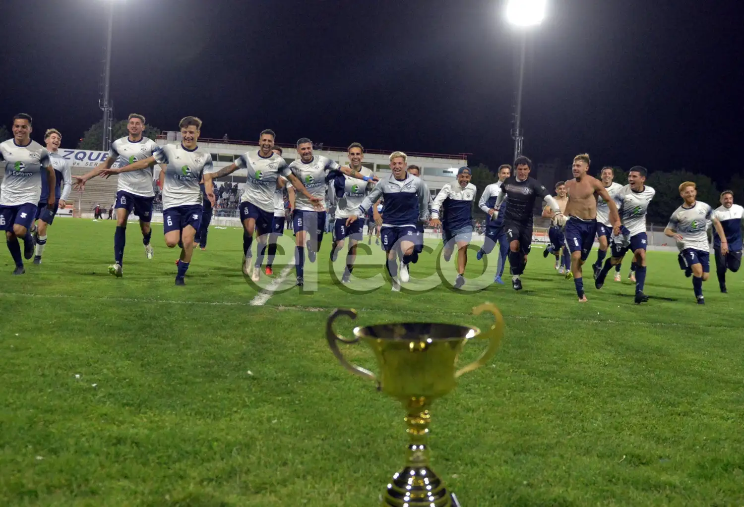 Los jugadores de Gimnasia, rumbo a la Copa de Campeones.