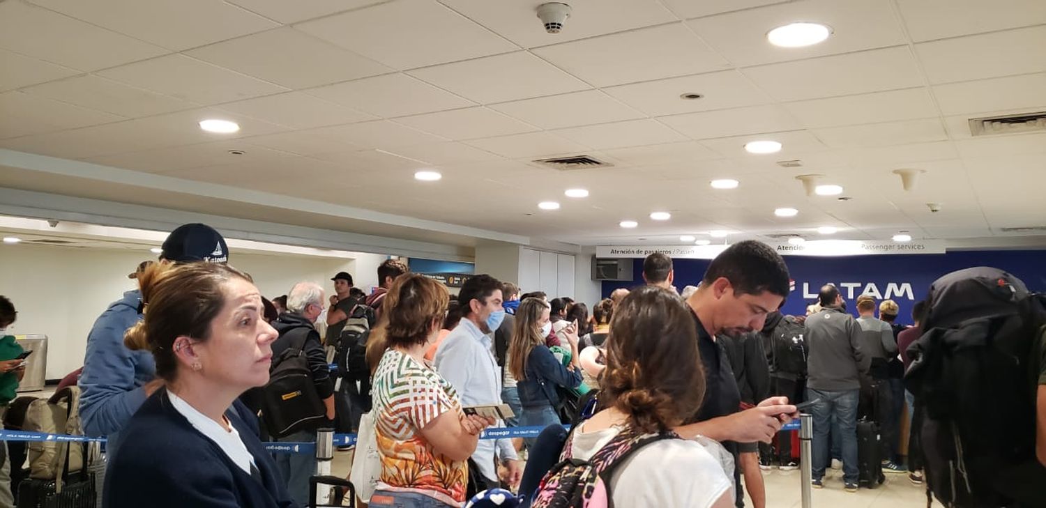 Argentinos varados: Pasajeros que se cuelan en las filas, desorganización, incertidumbre y aerolíneas desbordadas