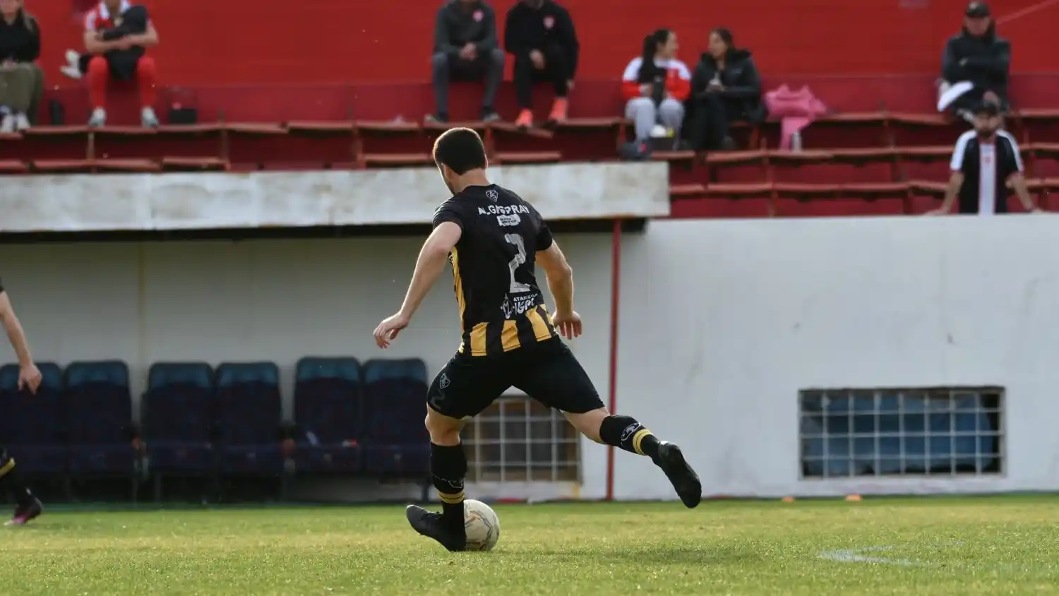 El azuleño Romat es uno de los zagueros de Santamarina.