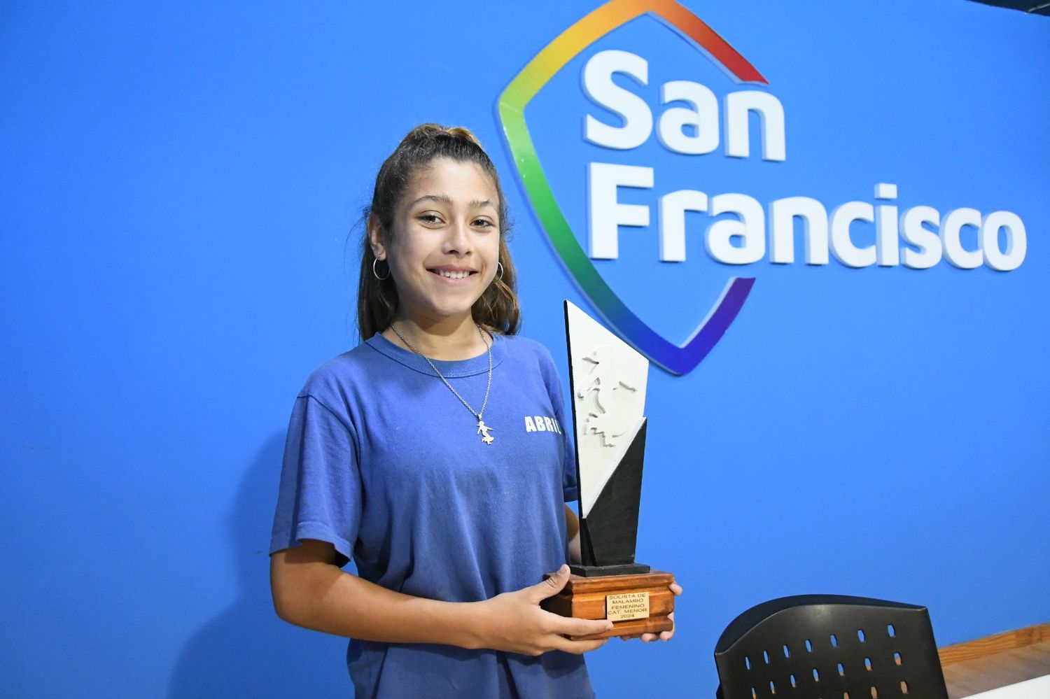 Abril Magallones con el trofeo obtenido en Tanti.