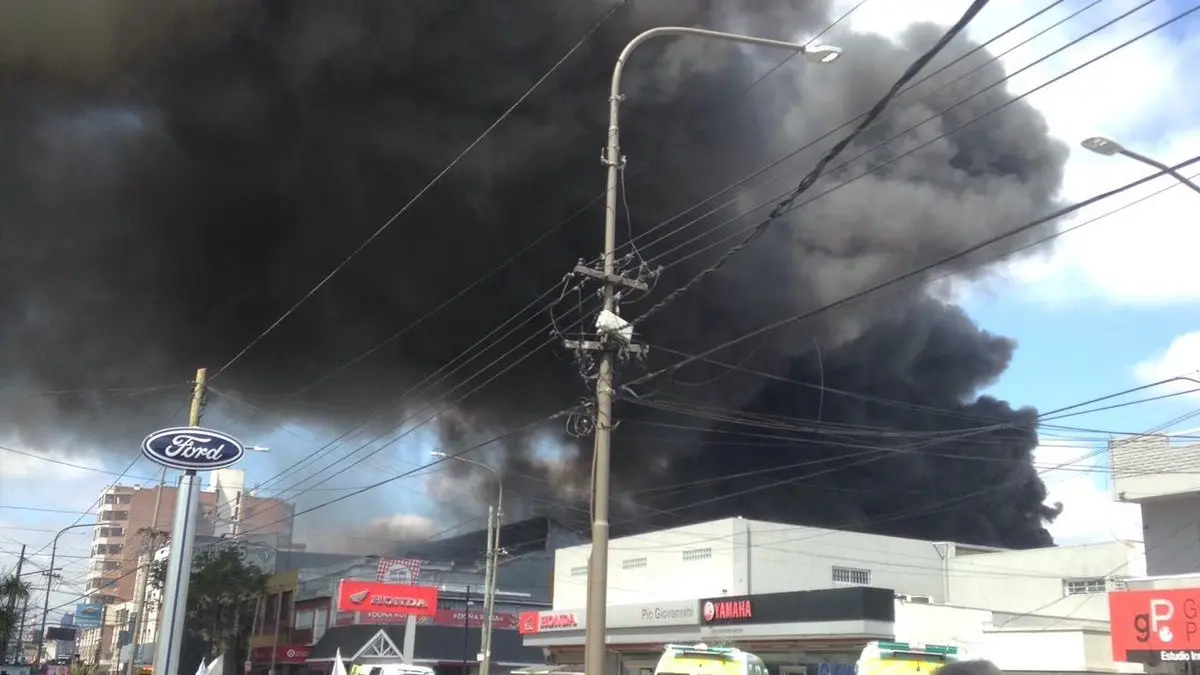 Un voraz incendio en outlet de Quilmes dejó pérdidas totales