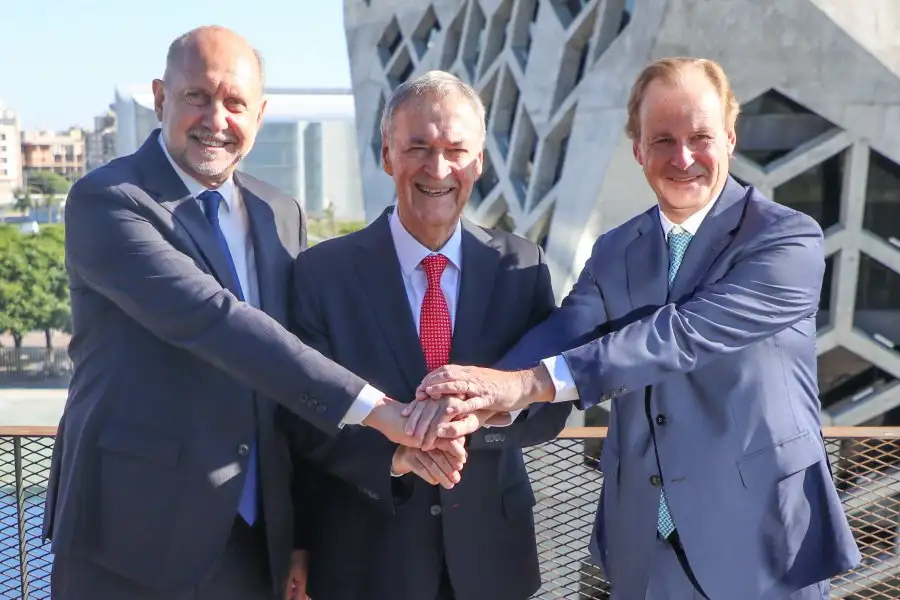 los gobernadores de Córdoba, Juan Schiaretti; de Santa Fe, Omar Perotti; y de Entre Ríos, Gustavo Bordet, solicitaron que la producción lechera de la Región Centro sea declarada economía regional.