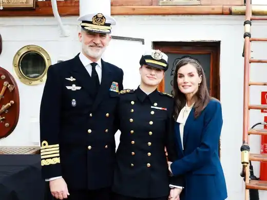 Despedida. Los Reyes de España saludan a la princesa Leonor antes de partir en su viaje de instrucción. Imagen: Casa Real.