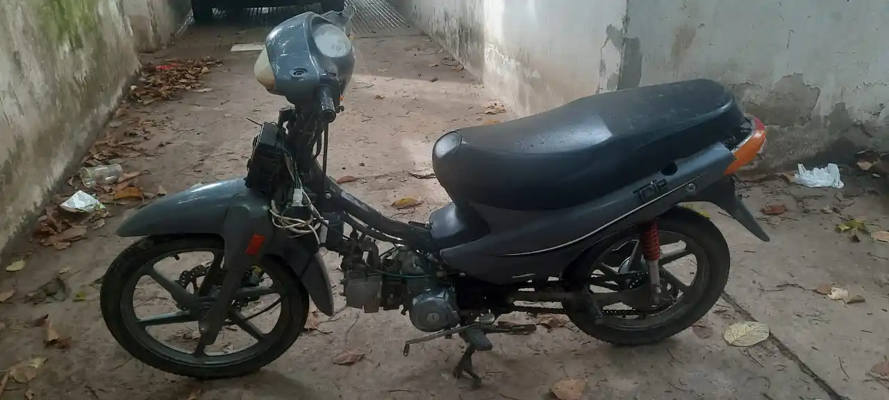 La motocicleta en que se movilizaba el sujeto que fue detenido.