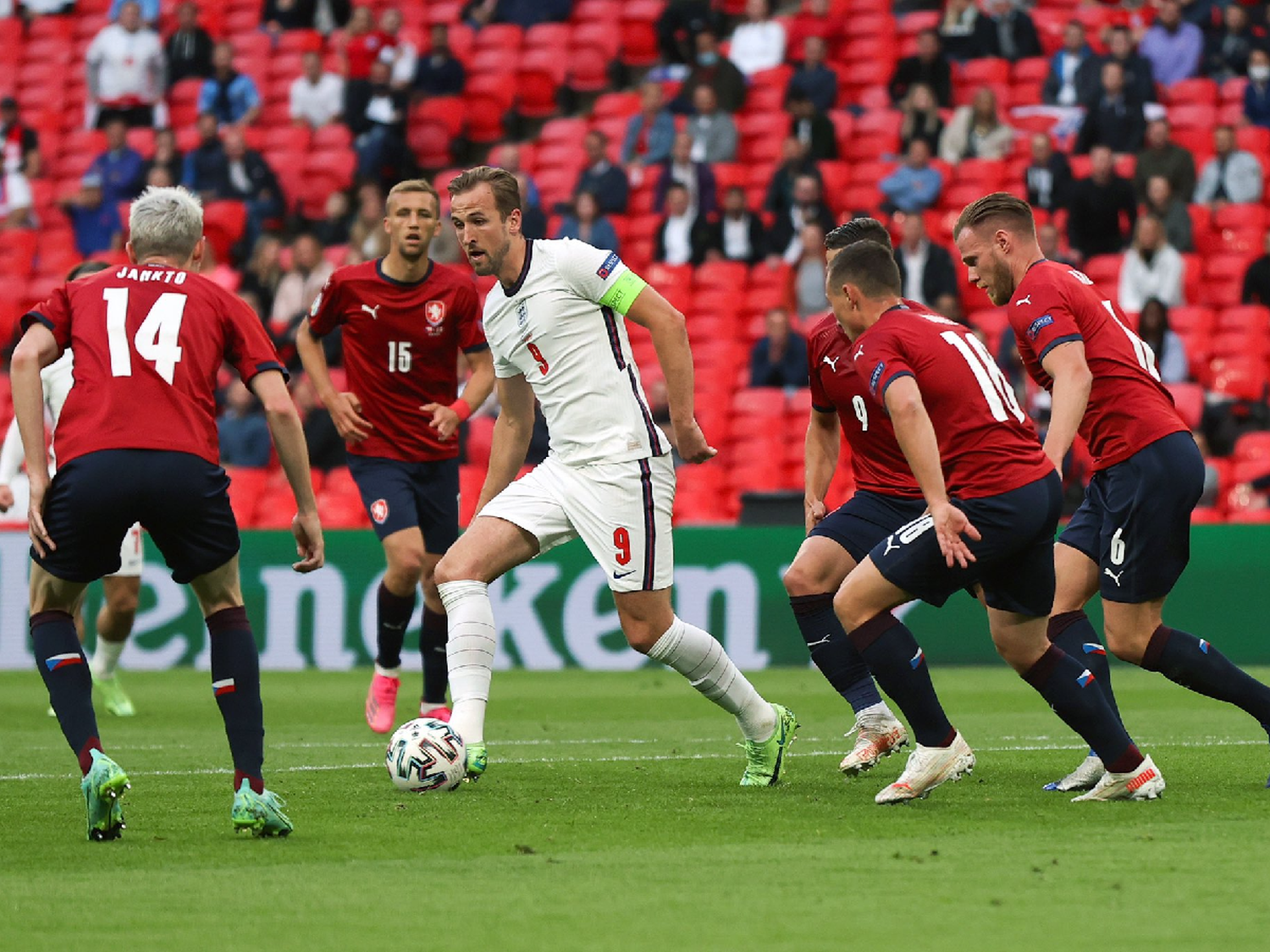 Inglaterra ganó su grupo y espera por un "grande"