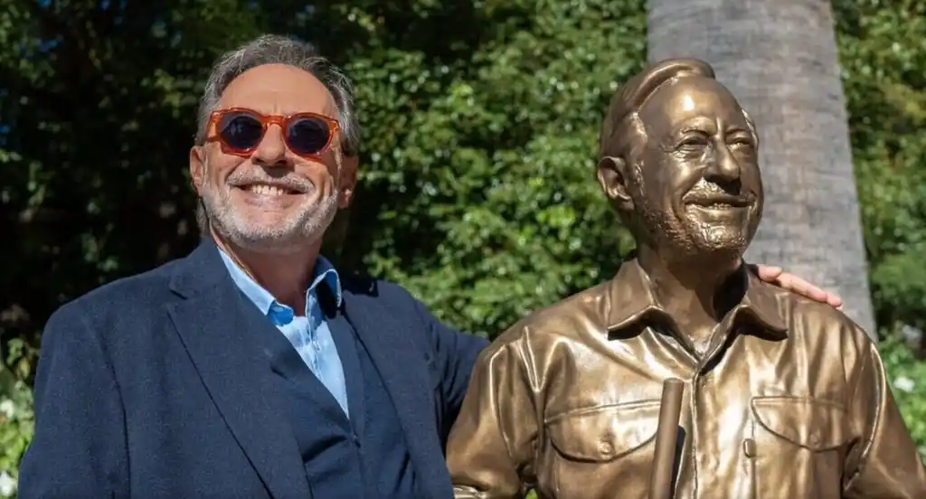 Guillermo Francella posa junto a la estatua de Eliseo Basurto, el encargado.