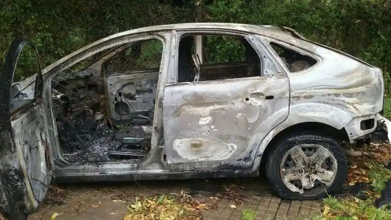 Hallaron un auto incendiado: investigan vínculos con tres crímenes