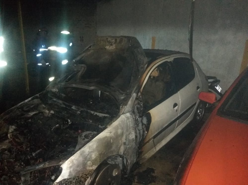 Vehículos afectados por un incendio en una cochera