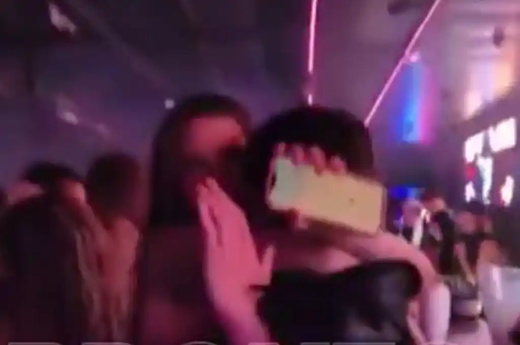 In fraganti: filman a Juanita Tinelli a los besos y abrazos en un boliche