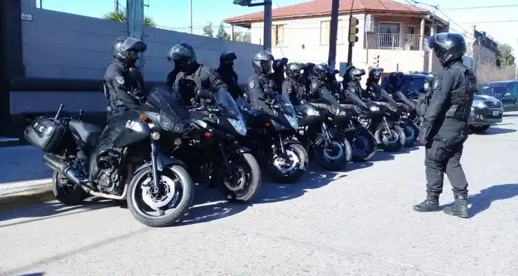 Con los “Bichos Negros” de la  Policía Vial,  reforzaron operativos y hasta reapareció la grúa