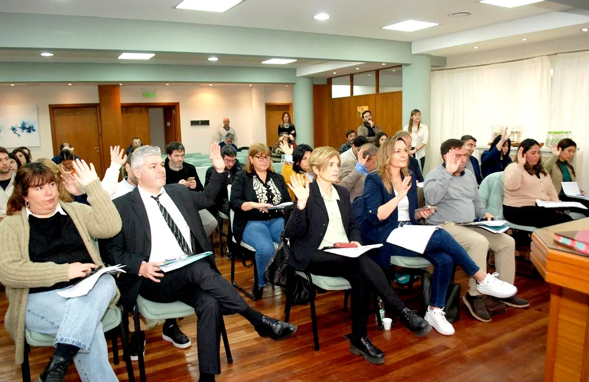 Una de las votaciones. En la sesión de ayer en Abogadosa