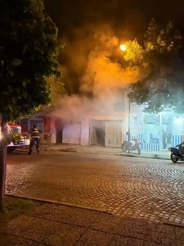 Susto en la madrugada: fuego y abundante humo en una casa de barrio San Martín - 2